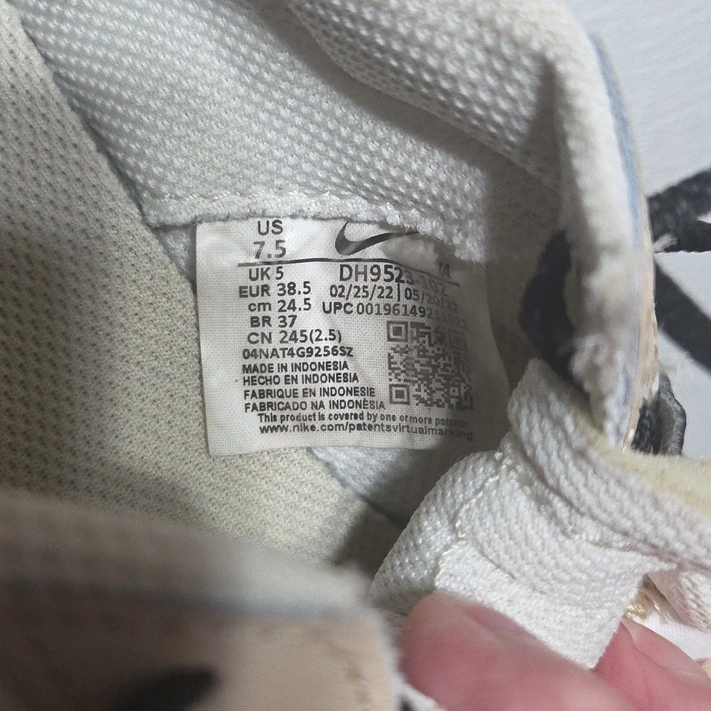 Nike Waffle Debut in Sanddrift and Black - Picture 9 of 12